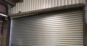 Découvrez comment les portes rideaux métalliques améliorent votre sécurité et esthétique